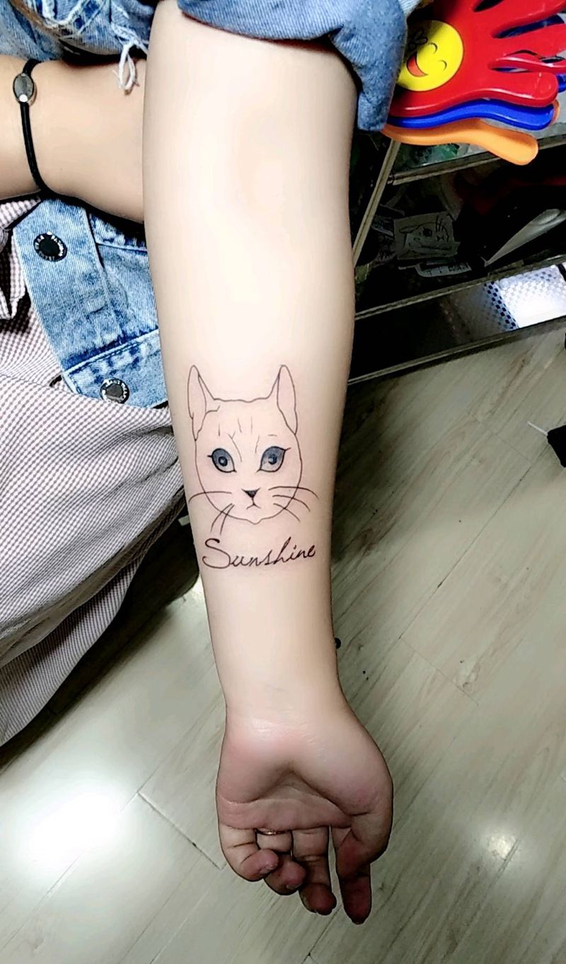 猫猫纹身图片_手臂点刺纹身图案