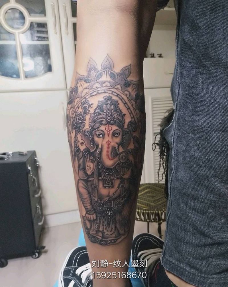 象神纹身图片_脚部传统宗教昆明云南纹人墨刻成品纹身图案