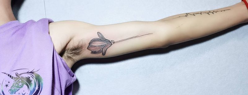 玉兰花线条纹身图片_手臂点刺纹身图案