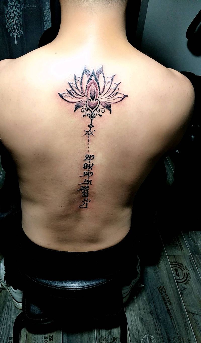 莲花藏文纹身图片_背部图腾点刺纹身图案