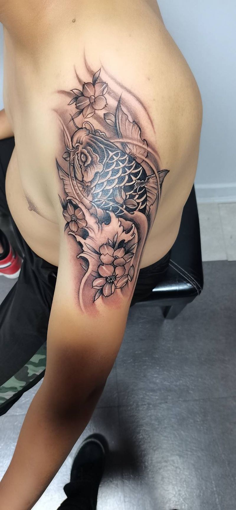 遮盖锦鲤纹身图片_手臂新传统遮盖纹身图案