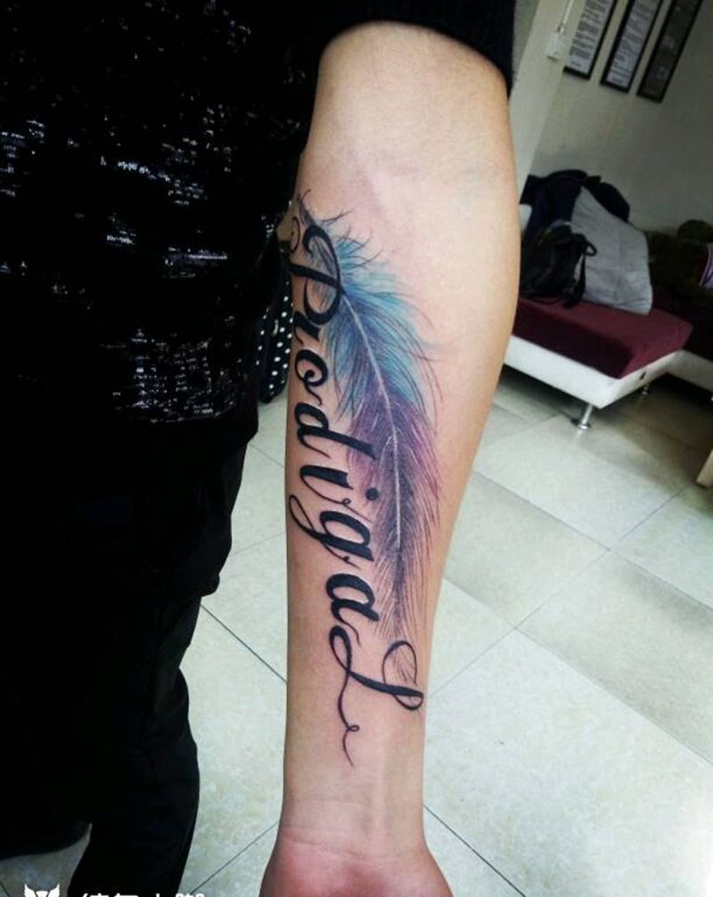 小臂羽毛与字母纹身图片_手臂手部欧美清新动物静物成品纹身图案