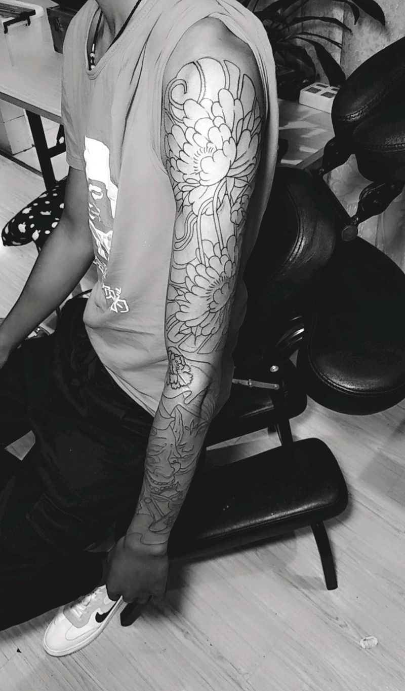 花臂 线条纹身图片_手臂老传统纹身图案