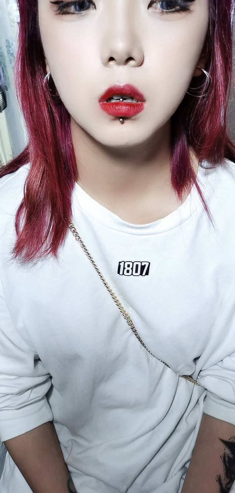 唇钉纹身图片_颈部纹身图案