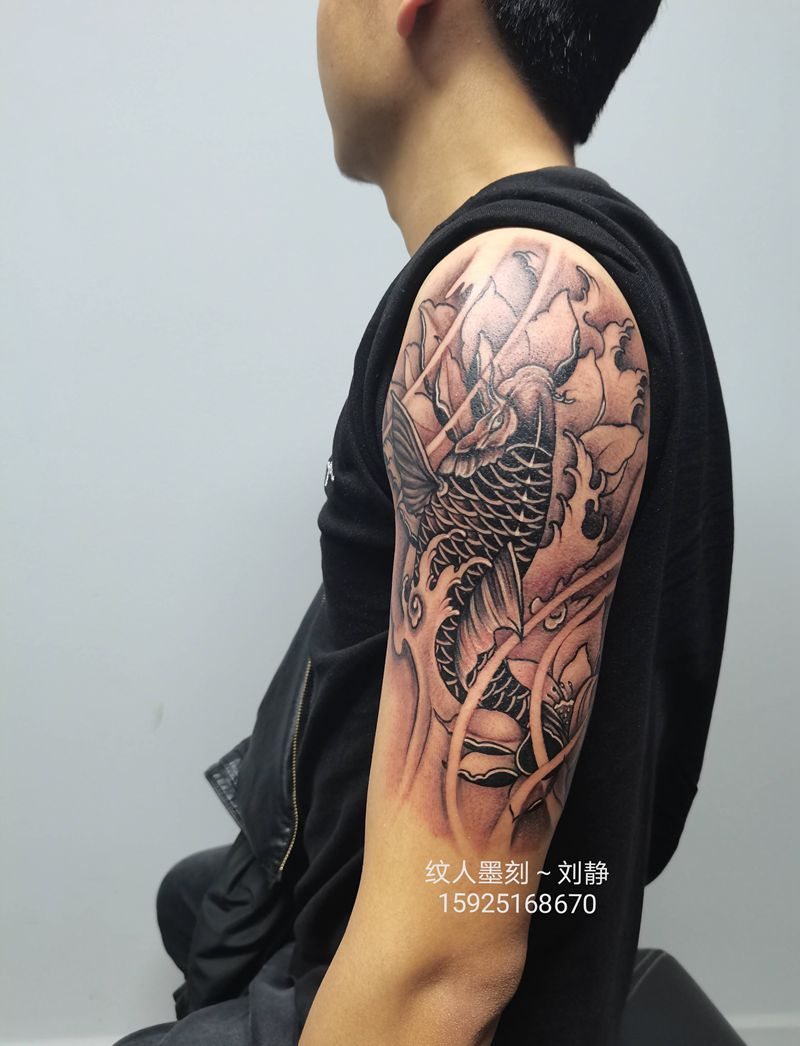 锦鲤纹身图片_手臂手部新传统黑灰锦鲤纹身图案