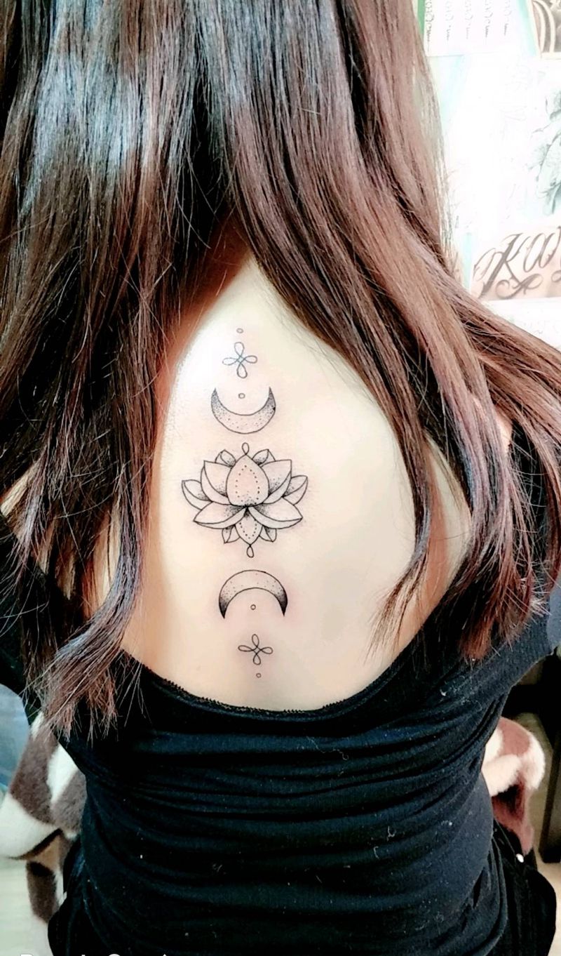 小图纹身图片_背部新传统点刺纹身图案