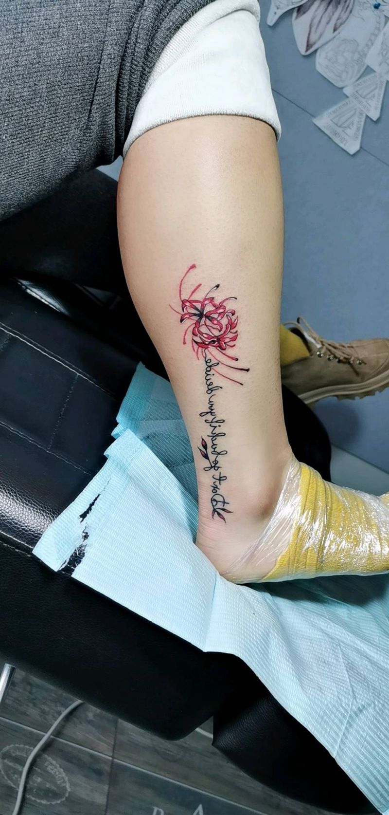 彼岸花 英文字母纹身图片_腿部花体字纹身图案