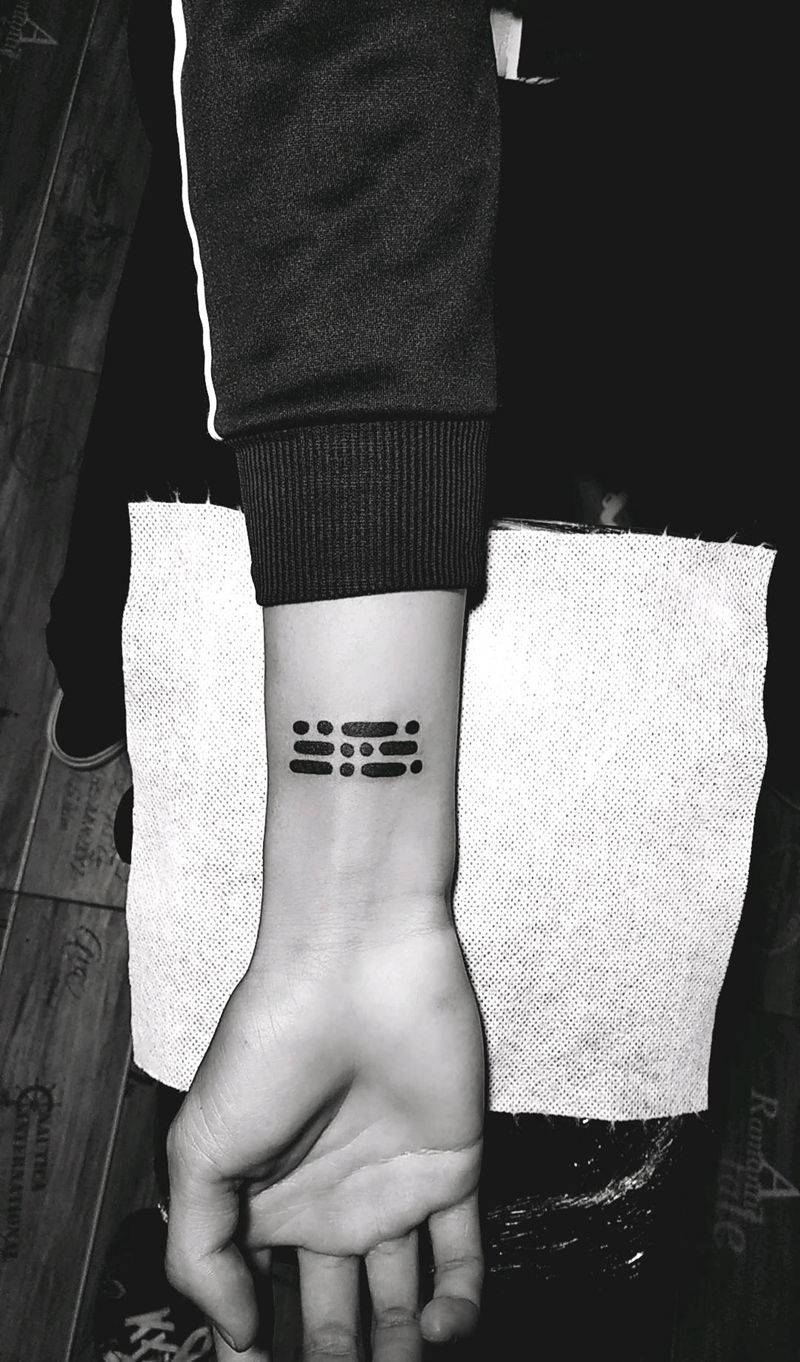 小清新纹身图片_手部点刺几何纹身图案