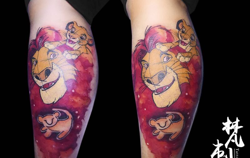 水彩狮子王纹身图片_腿部纹身图案