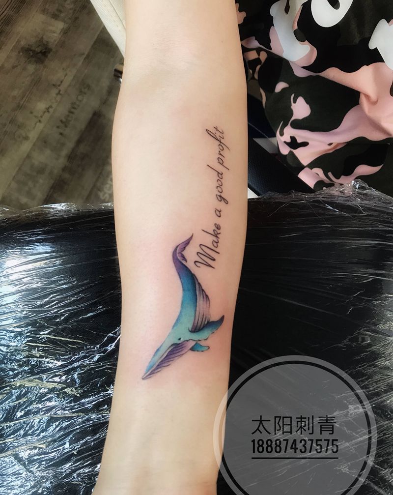 鲸纹身图片_手臂纹身图案
