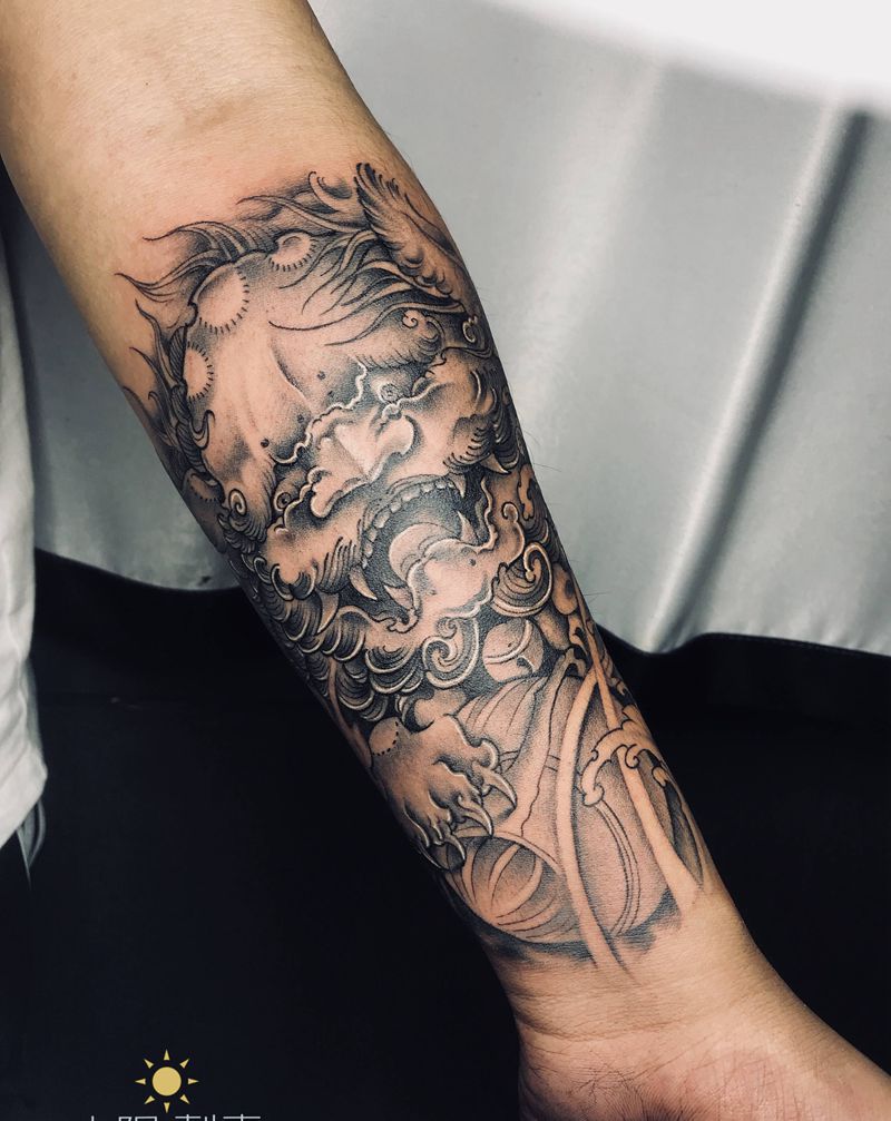 福狮纹身图片_手部纹身图案