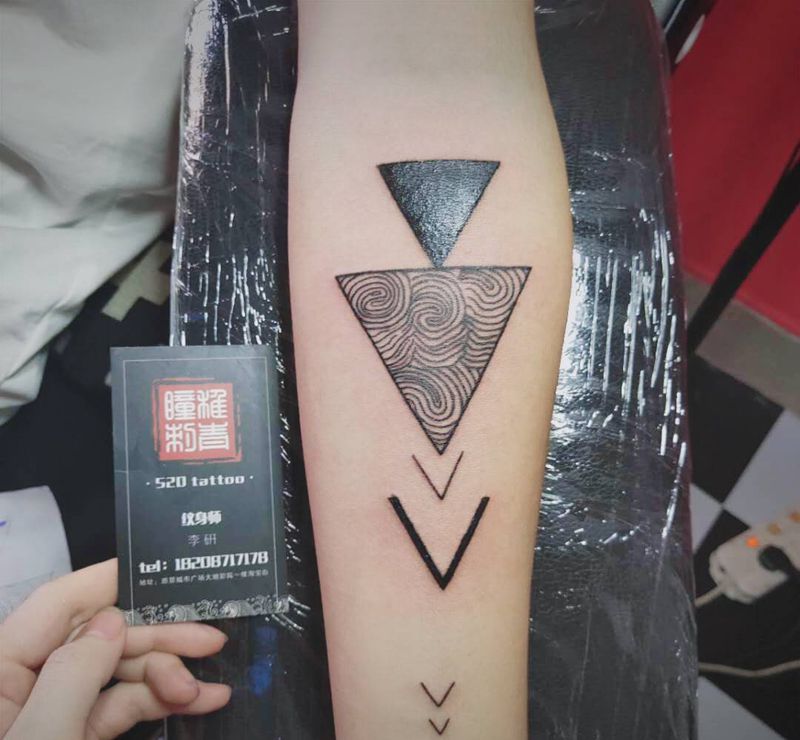 4个小伙伴的指纹纹身图片_手部手臂几何点刺几何纹身图案