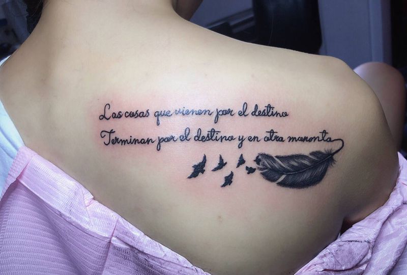 羽毛纹身图片_肩部背部欧美写实羽毛纹身图案