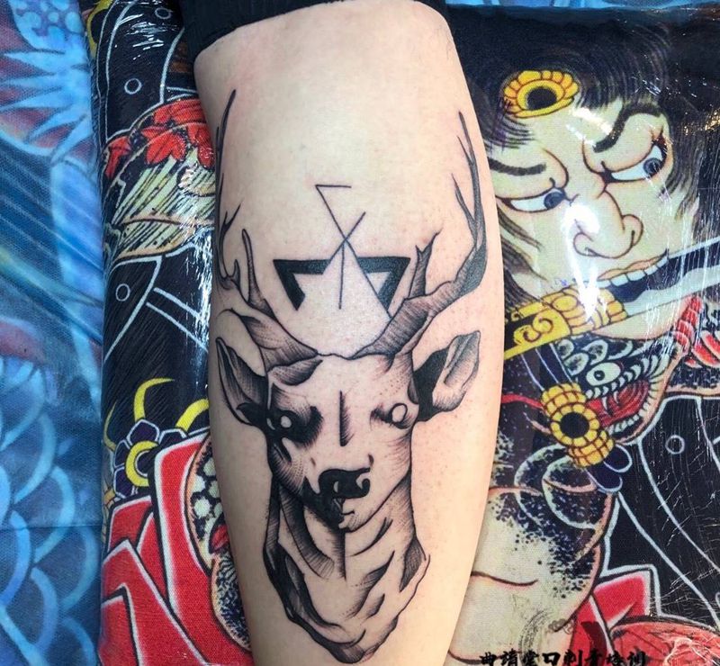 鹿头纹身图片_腿部点刺纹身图案