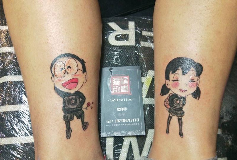 衣服很潮纹身图片_脚部清新人物动漫成品插画纹身图案