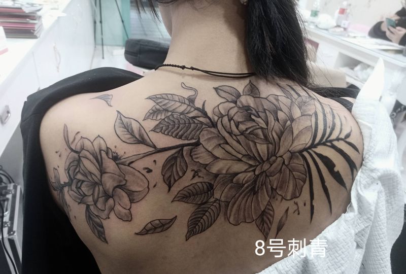 素花纹身图片_背部纹身图案