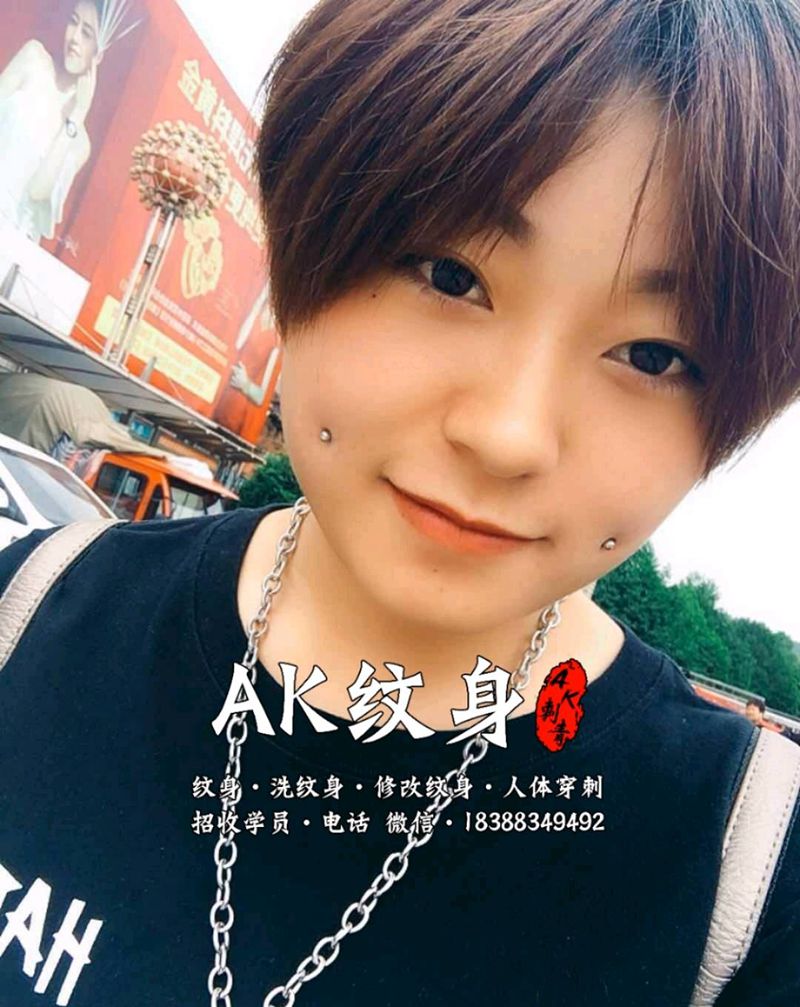 酒窝钉纹身图片