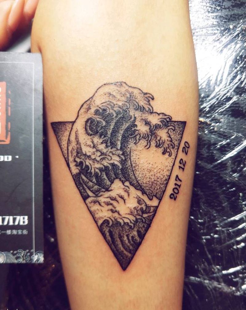 浪纹身图片_手臂传统几何点刺成品纹身图案