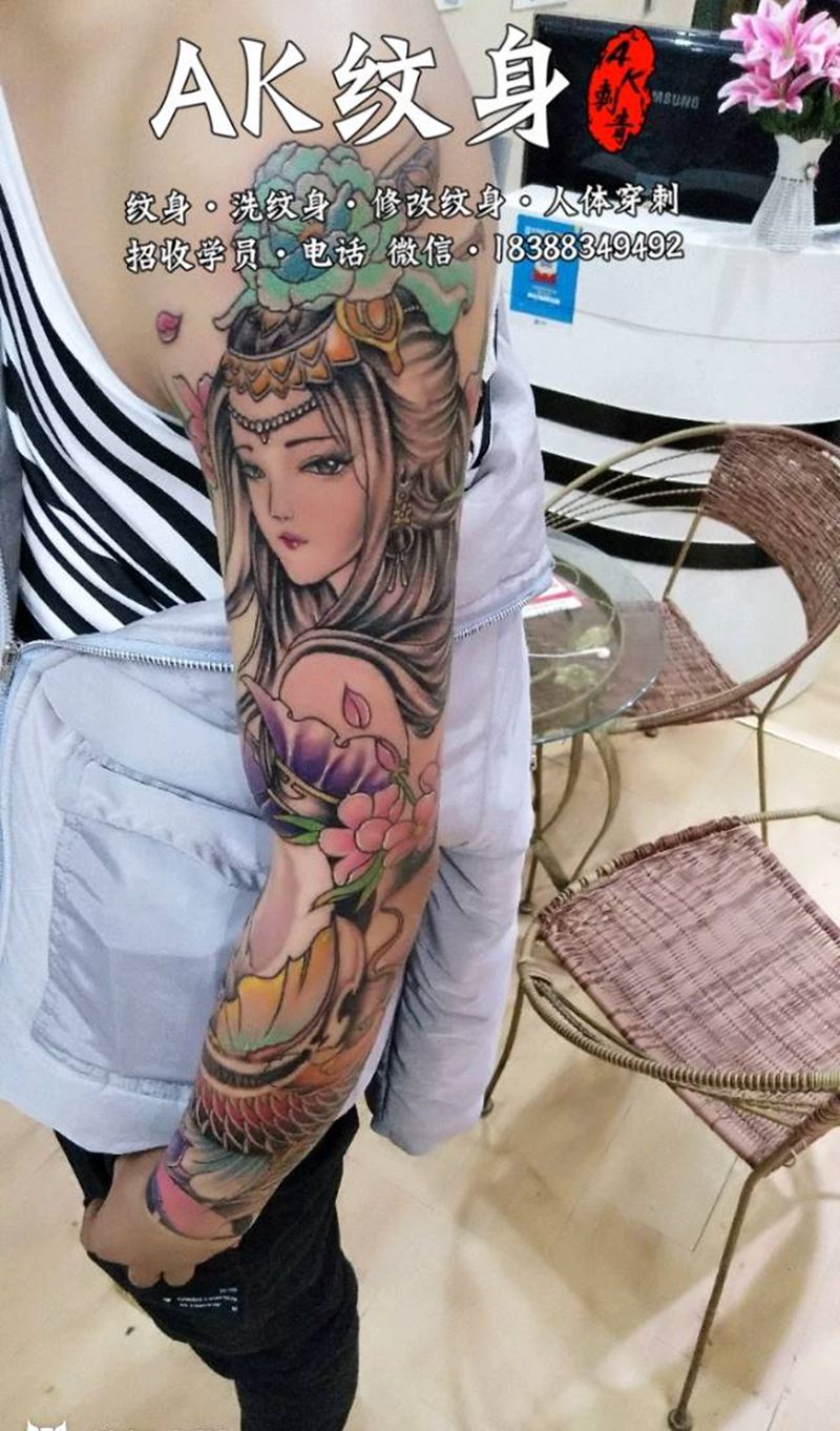 鲤鱼艺妓花臂完成纹身图片_手臂手部新传统纹身图案