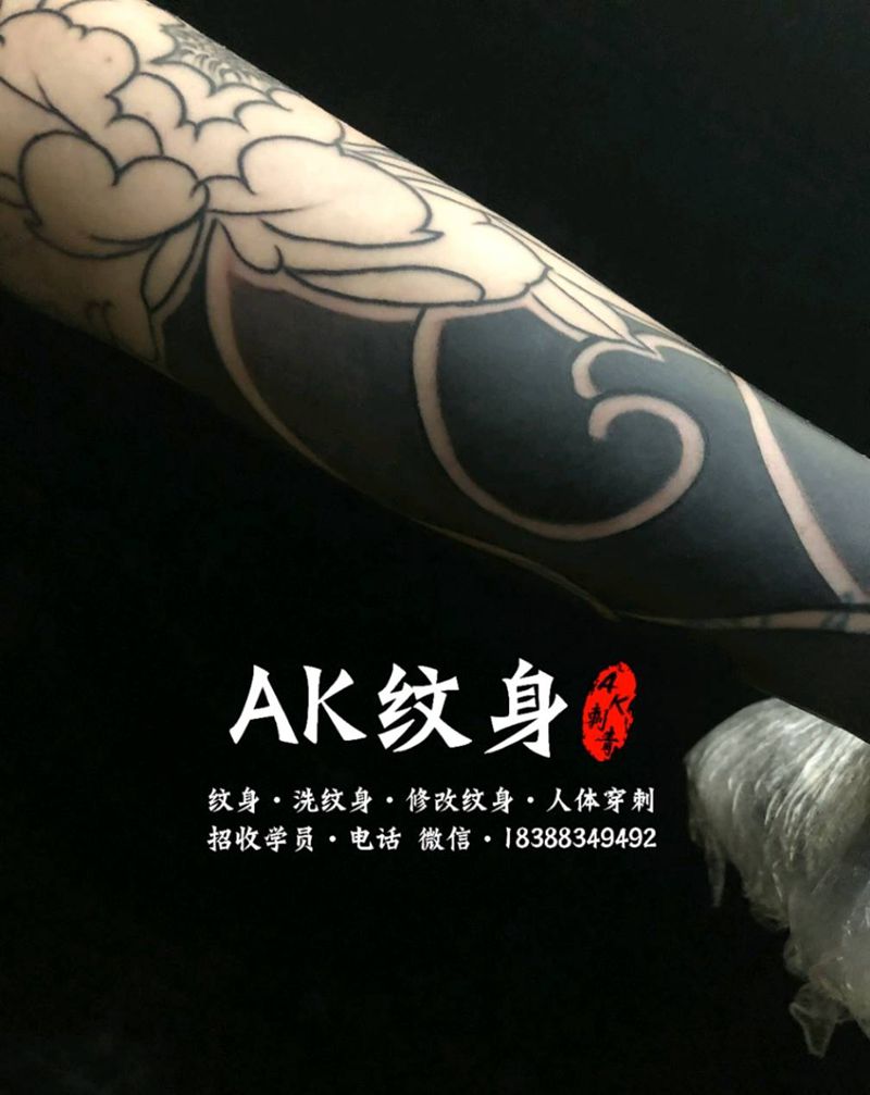 花臂遮盖进度纹身图片_手臂新传统老传统纹身图案