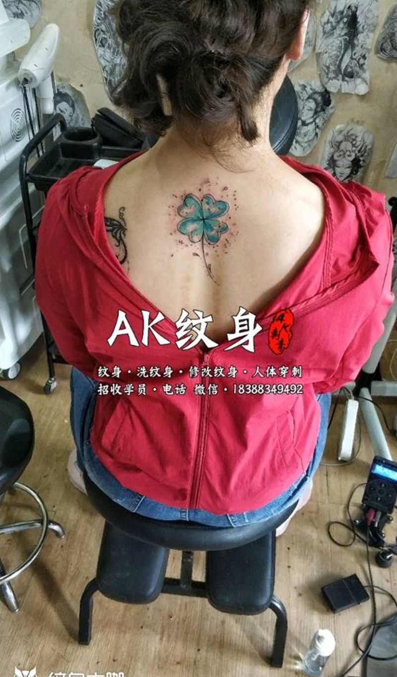 幸运草纹身纹身图片_背部新传统纹身图案