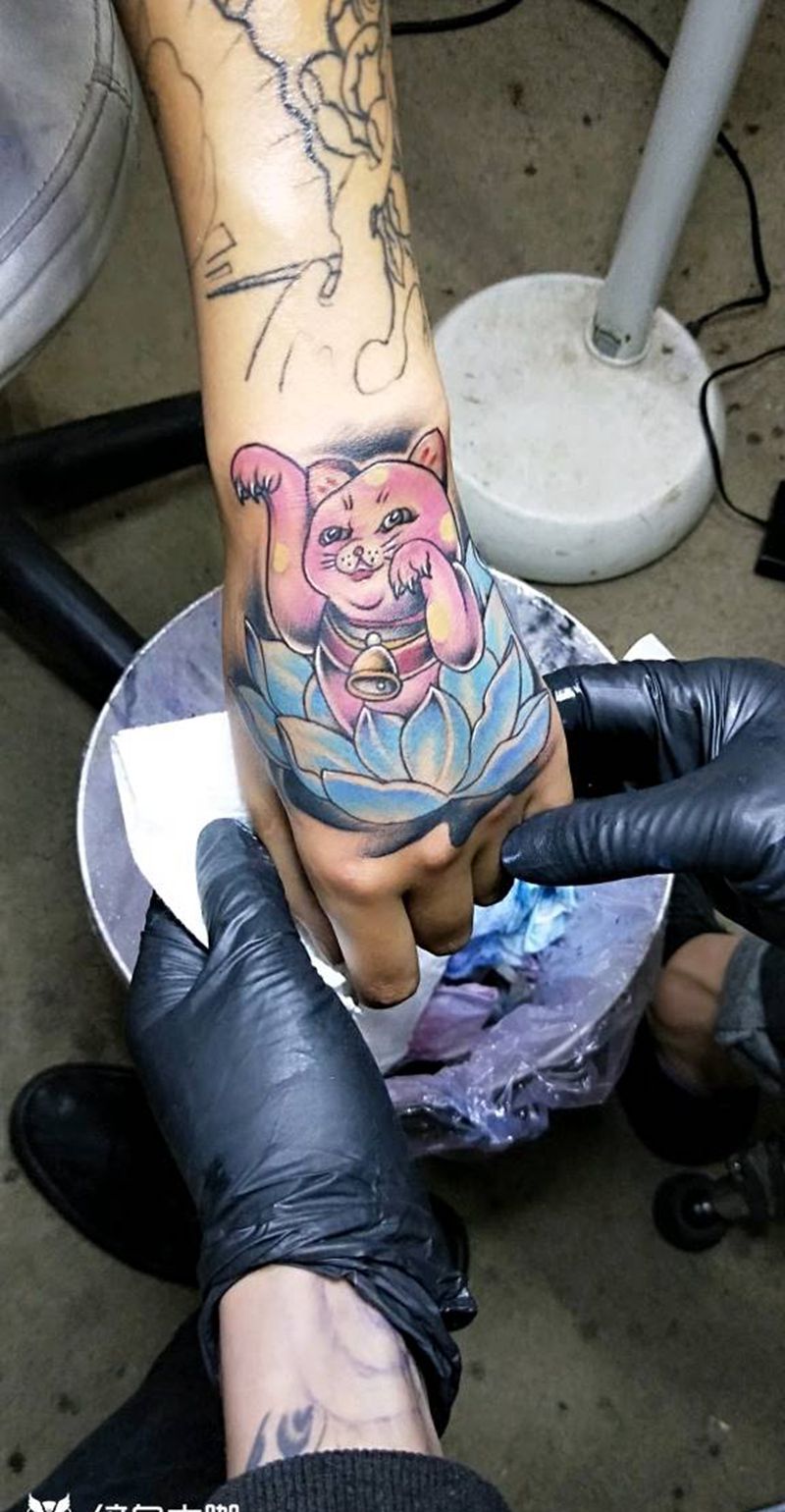 招财猫花手纹身图片_手部传统动物成品纹身图案