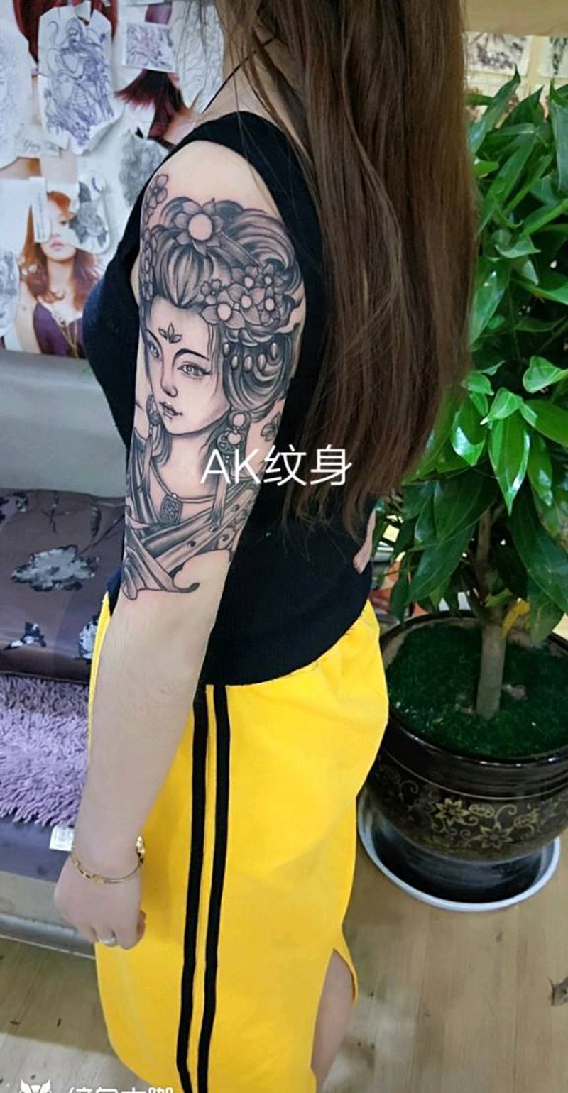 黑灰艺妓纹身图片_手臂传统人物成品纹身图案