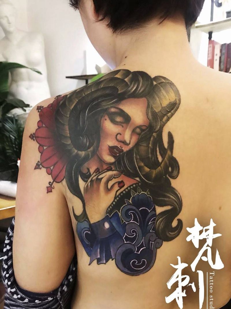 摩羯女遮盖纹身图片