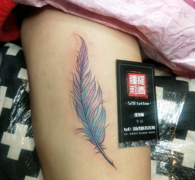 羽毛纹身图片_腿部水彩纹身图案