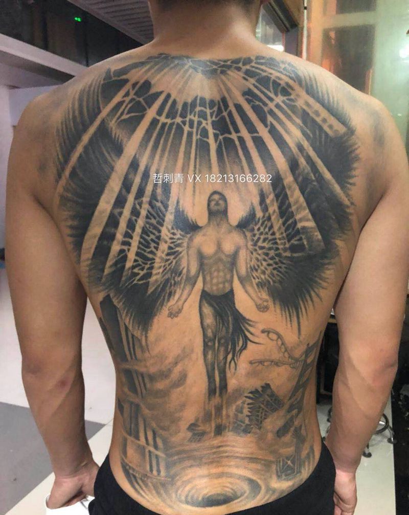 天裂纹身图片_成品背部欧美人物纹身图案