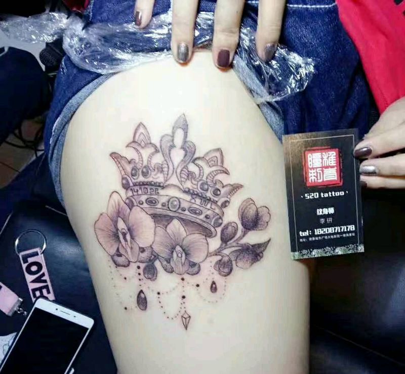 皇冠与幸福向你飞来纹身图片_腿部清新植物点刺成品纹身图案