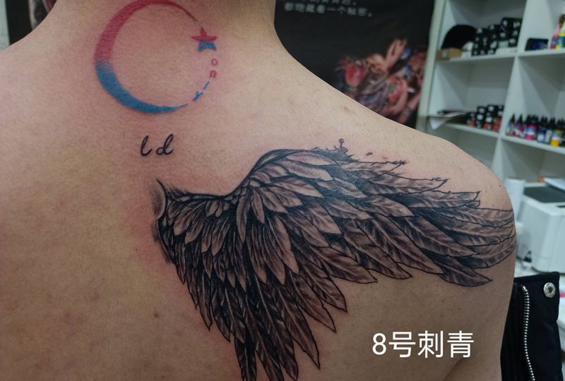 翅膀，对象名字纹身图片_背部纹身图案