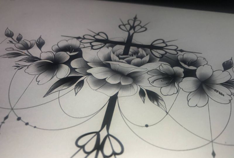 胸下的一个设计纹身图片