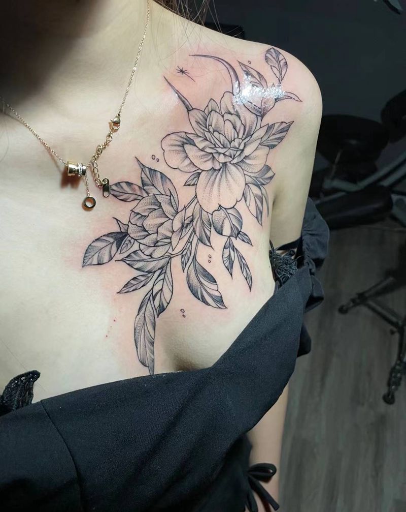 素花纹身图片_胸部纹身图案