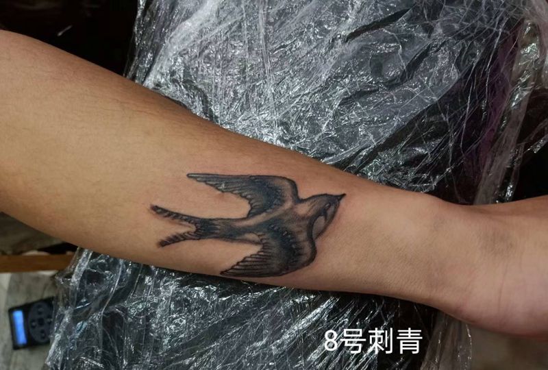 小燕子纹身图片_手臂纹身图案