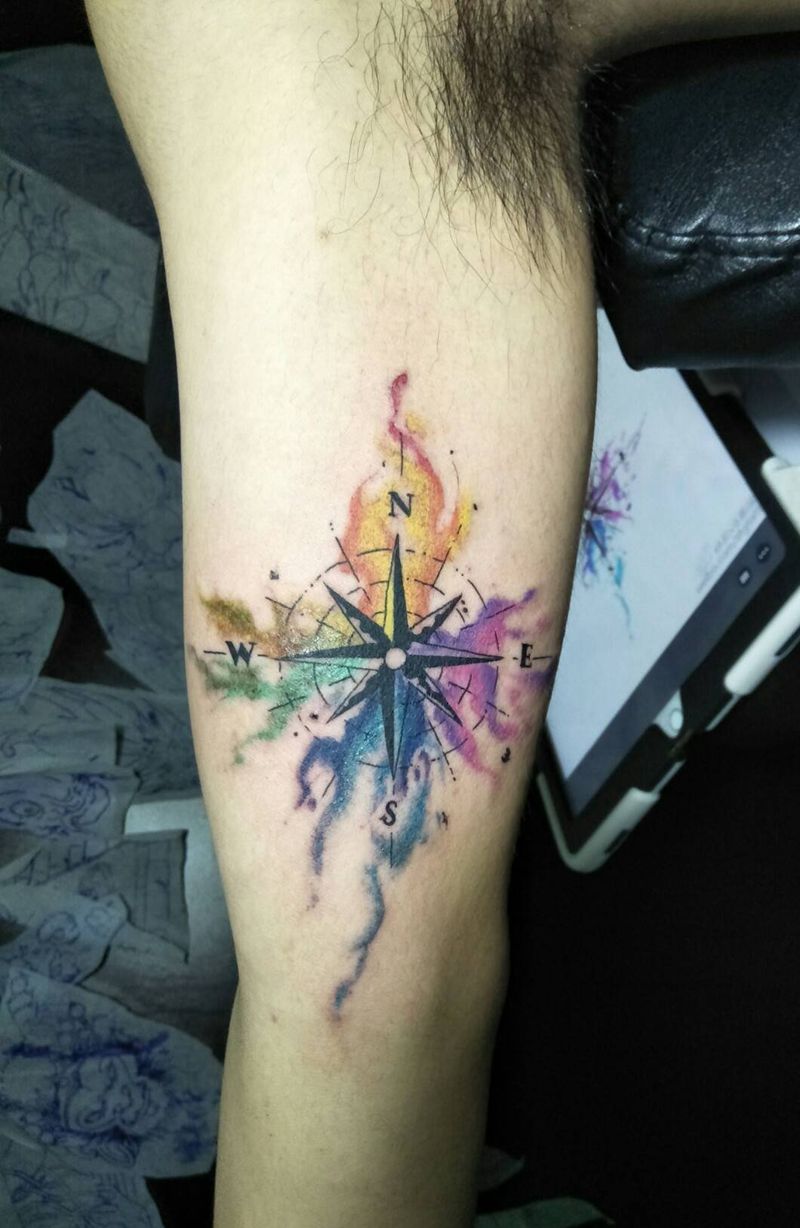 指南针纹身图片_手臂水彩纹身图案