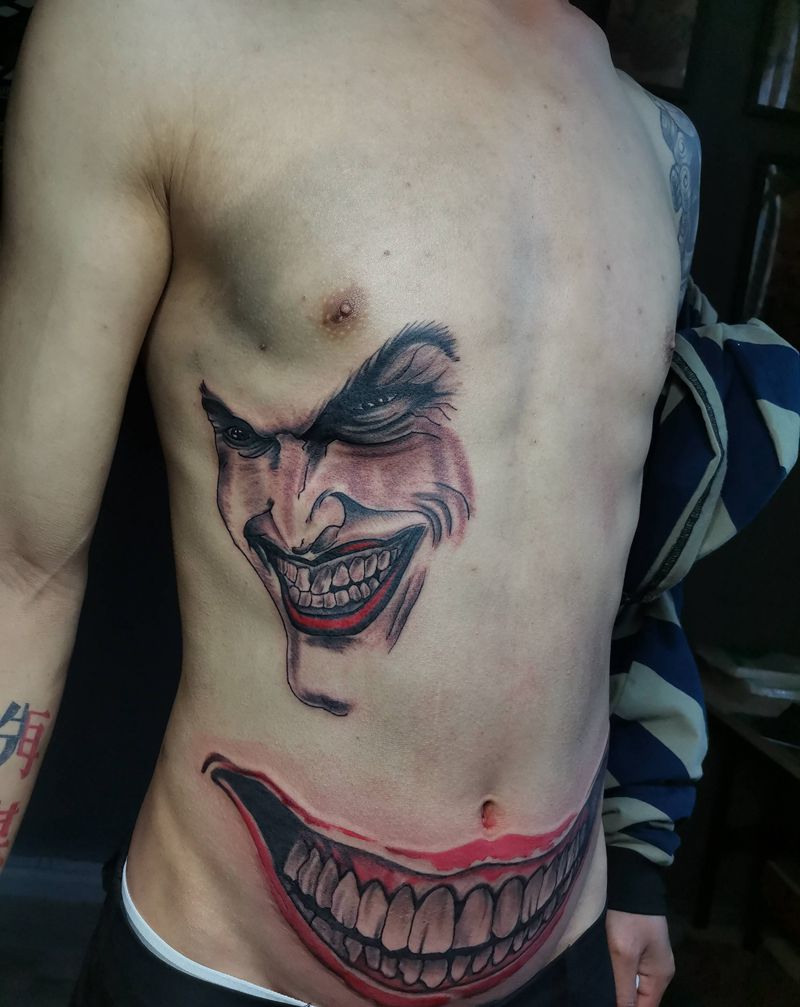 小丑纹身图片_腹部纹身图案