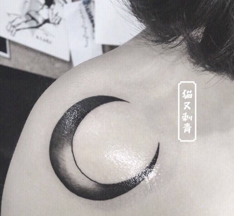弯月纹身图片
