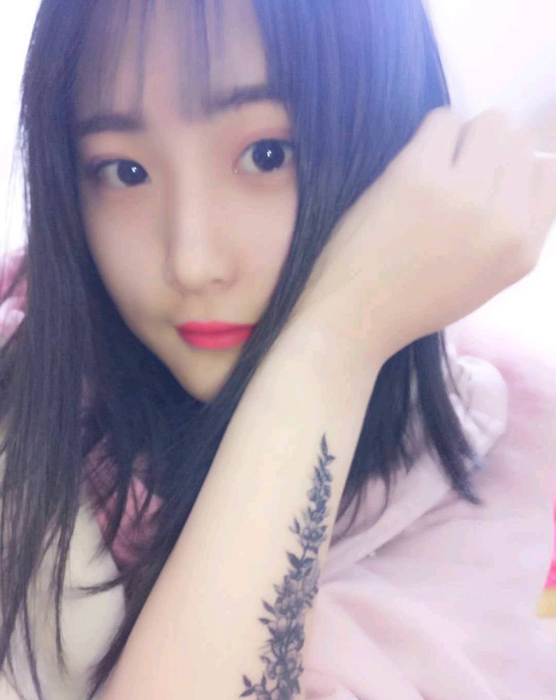 花藤遮盖半永久纹身图片_手臂清新植物成品纹身图案