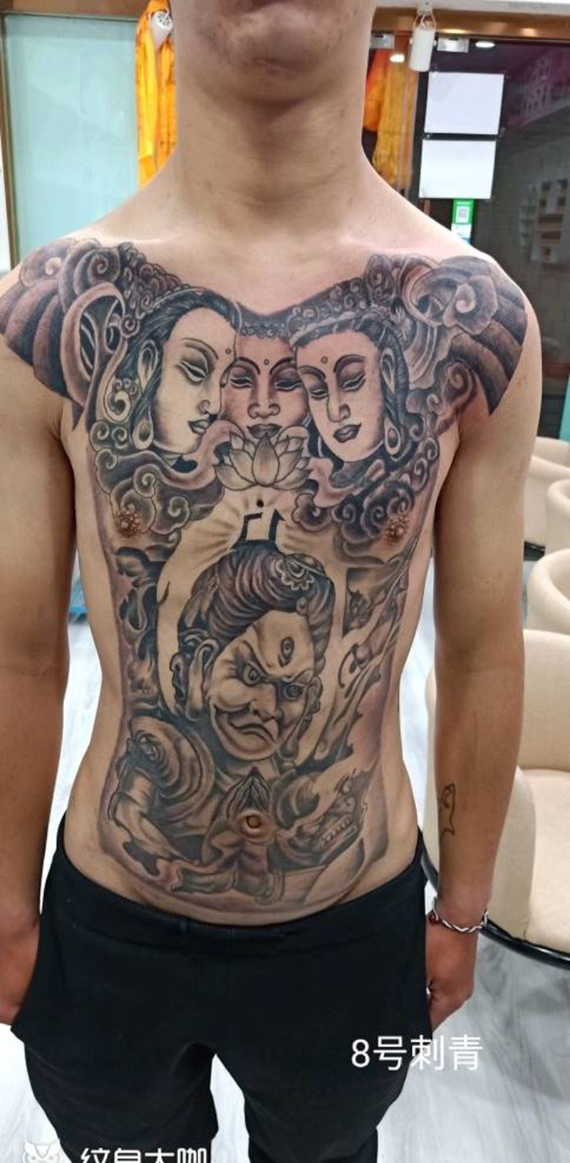 花肚纹身图片_腹部胸部纹身图案