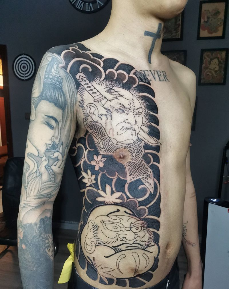 开衫未完纹身图片_胸部腹部纹身图案