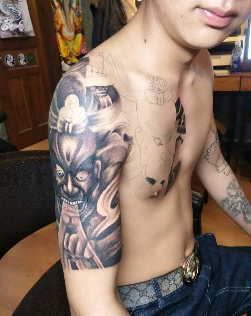 半甲哼哈二将未完成纹身图片_手臂胸部老传统纹身图案