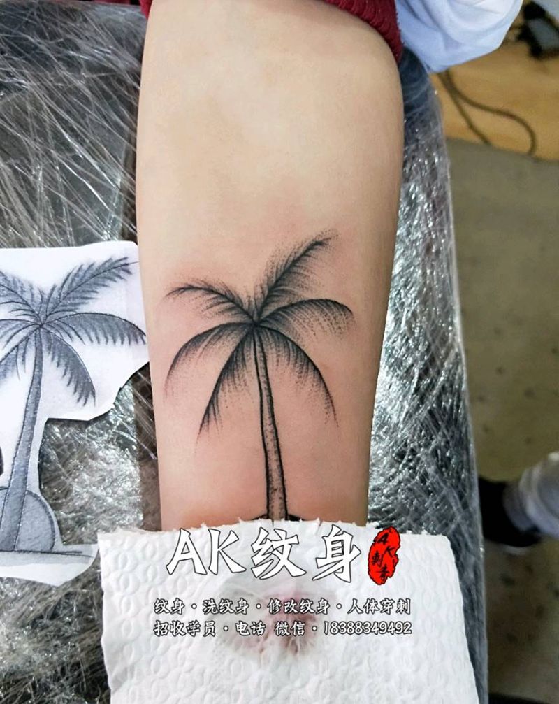 椰子树纹身图片_手臂新传统点刺纹身图案