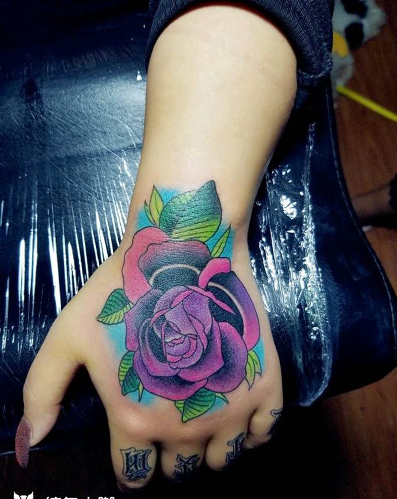 欧美彩色玫瑰纹身图片_手部纹身图案