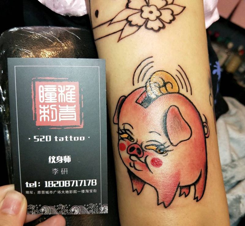 看起来很有钱的猪纹身图片