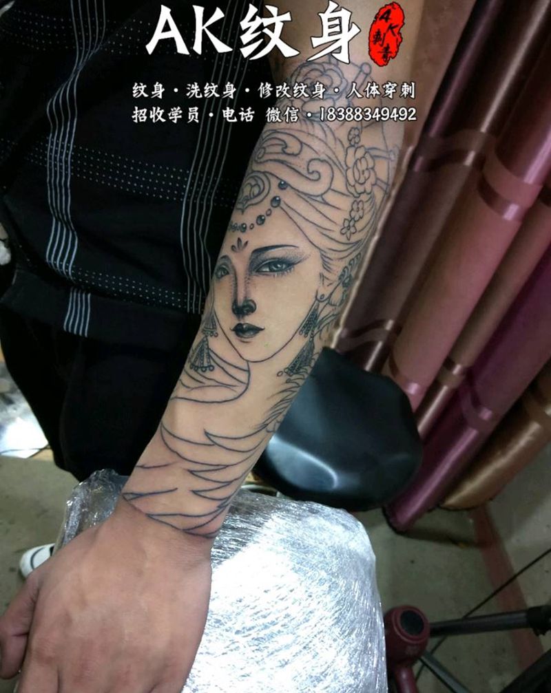 艺妓包小臂先开个线条纹身图片_手臂新传统纹身图案