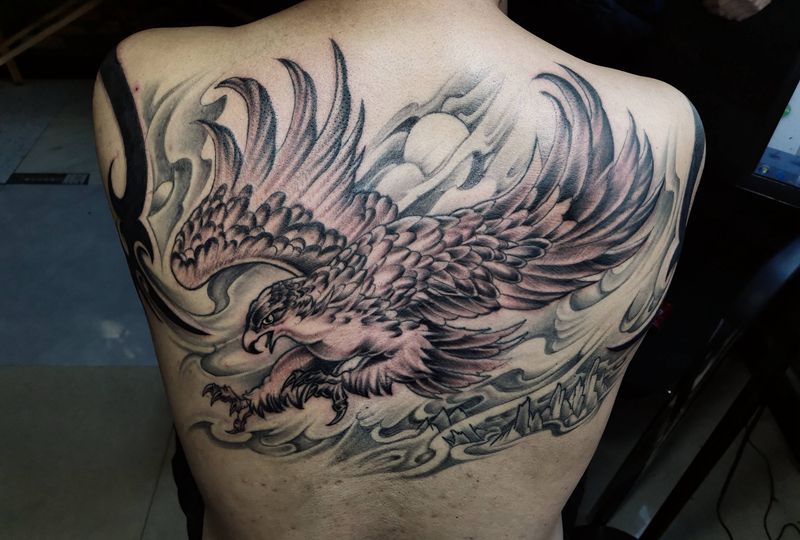 鹰纹身图片_背部纹身图案