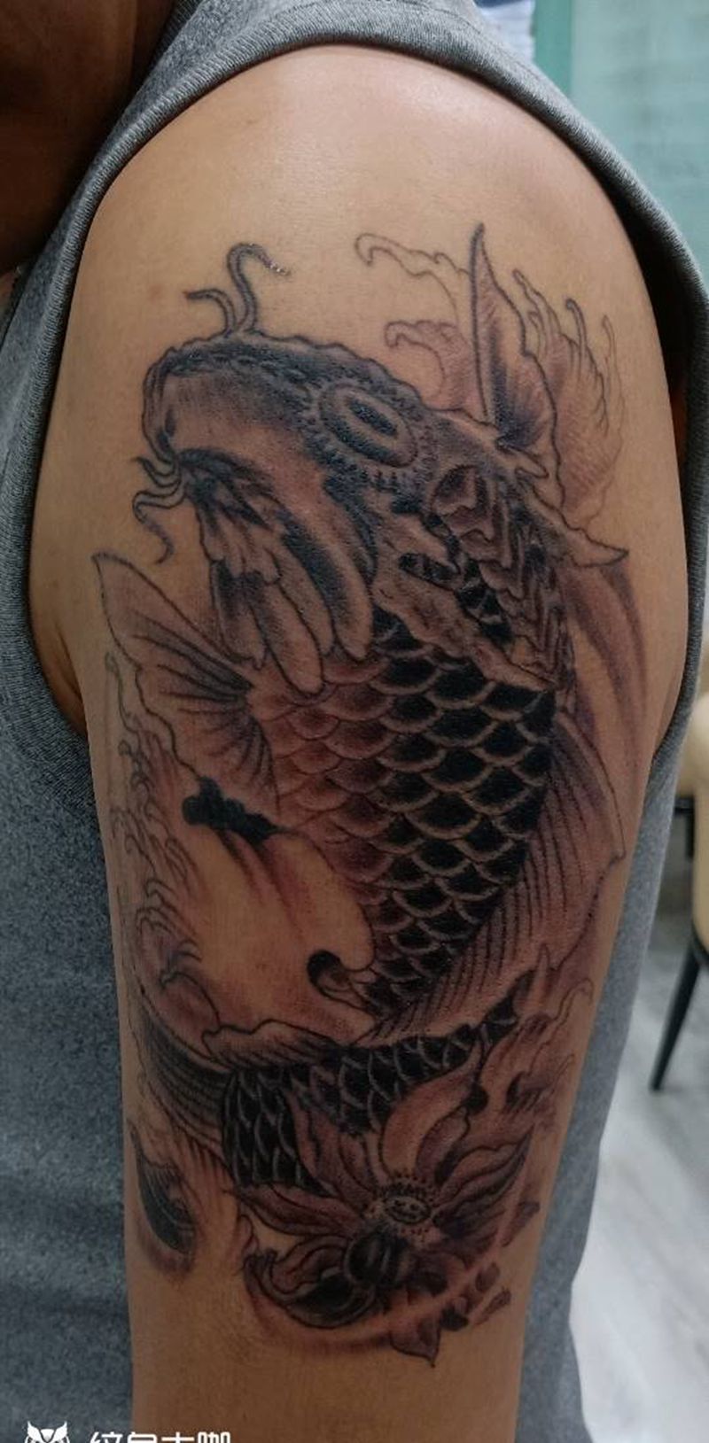 熬鱼纹身图片_手臂纹身图案
