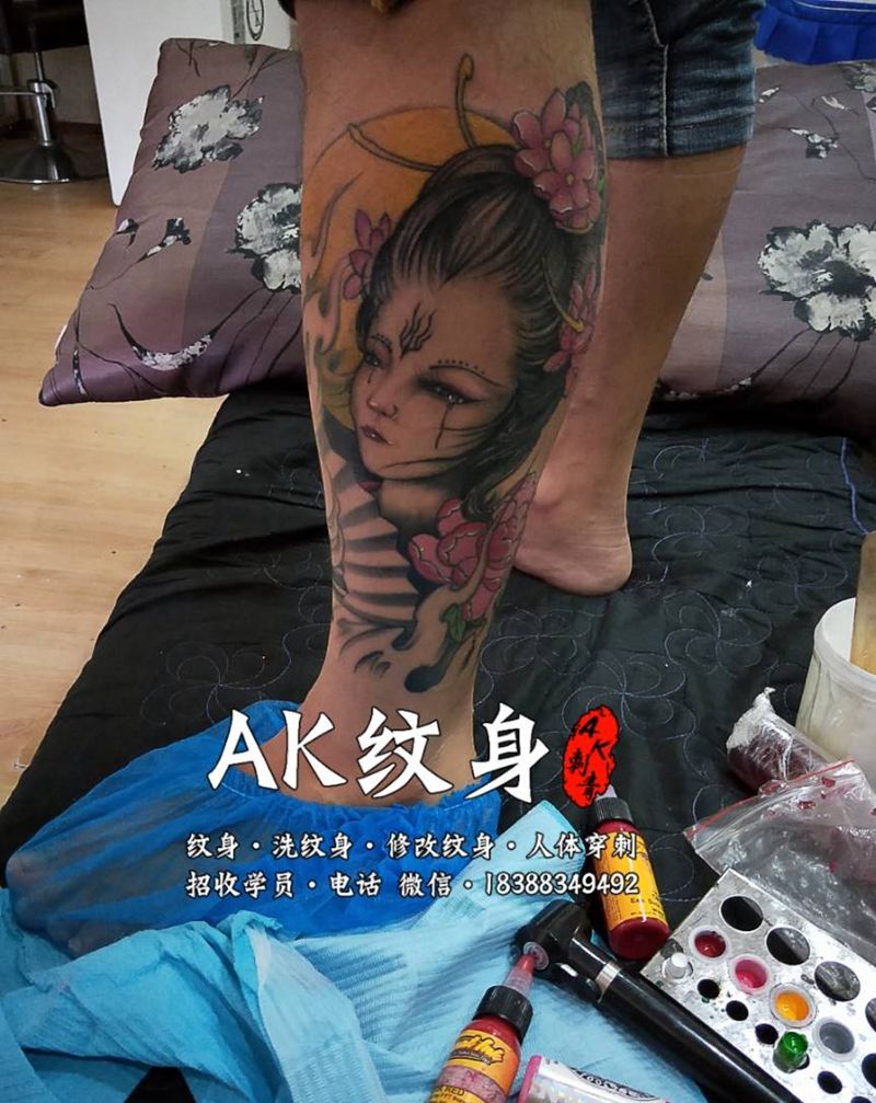 小腿艺妓纹身图片_脚部新传统纹身图案