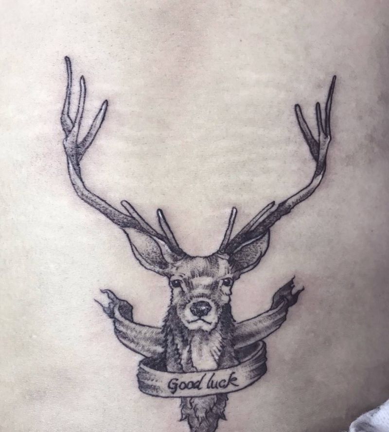 腰间鹿纹身图片